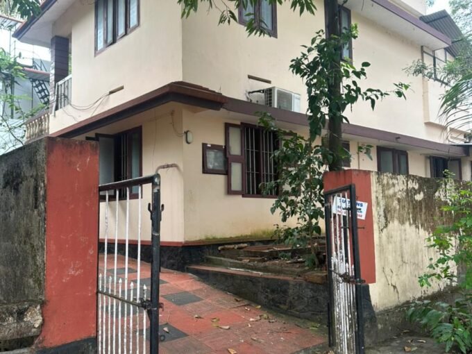 4 bhk house-2000 sqft for sale in calvary road, west fort, Thrissur.