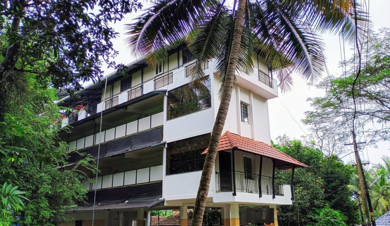 Cheroor Vimala college 5500sqft 10 cent 1.78cr 1 C