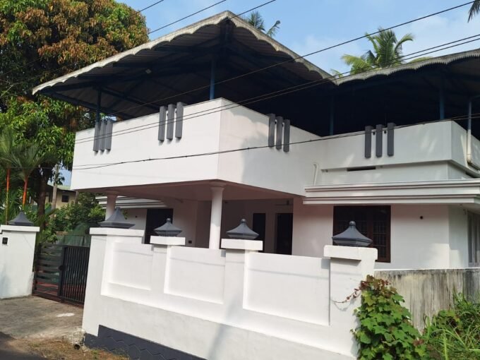 3 BHK House-2000 sqft For Sale in Kuttanellur, Thrissur