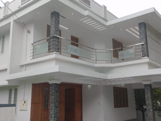 3 BHK House-2000 sqft For sale in Kuttanellur, Thrissur.