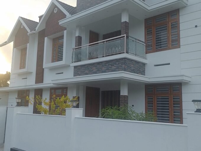 Premium 4 BHK New House For sale in Perambra, Chalakudy, Thrissur. Real Estate Thrissur.