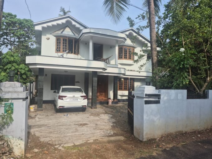 4 BHK House-3000 sqft For sale in Palakkal, Thrissur.
